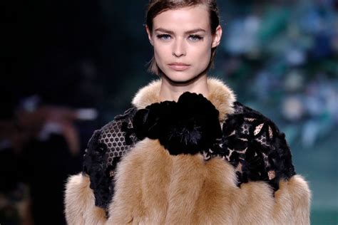 collezione pellicce fendi 2018|Pellicce in passerella da Fendi a Paris Haute Couture autunno .